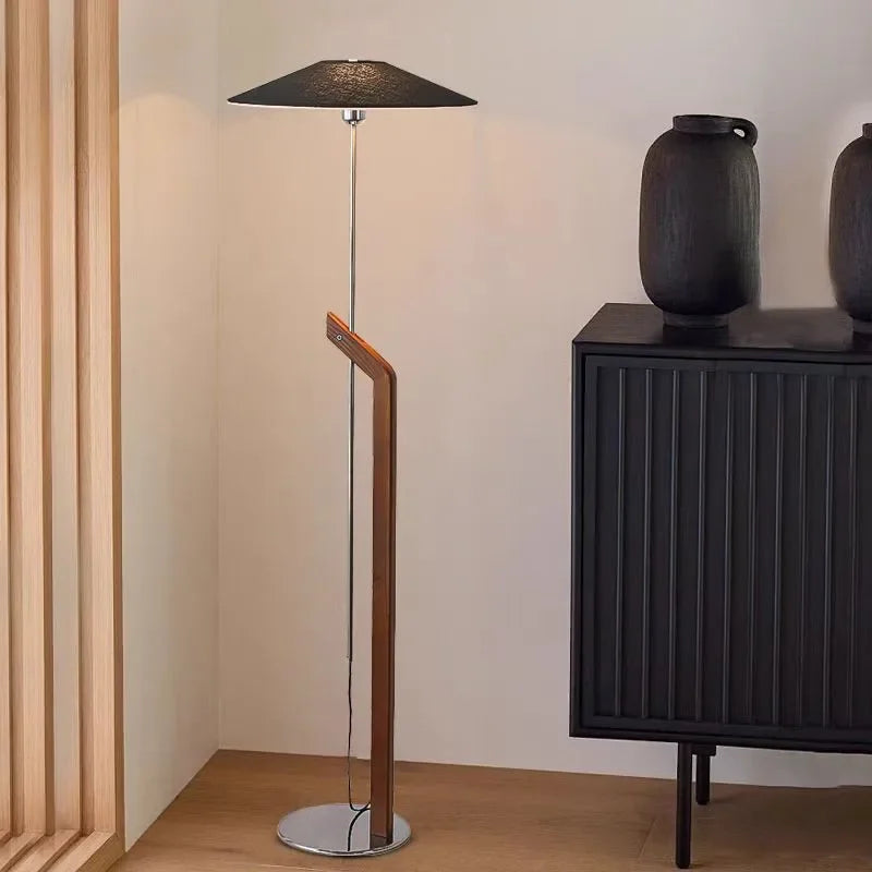 Gulvlampe til stue – minimalistisk design med konisk skærm 