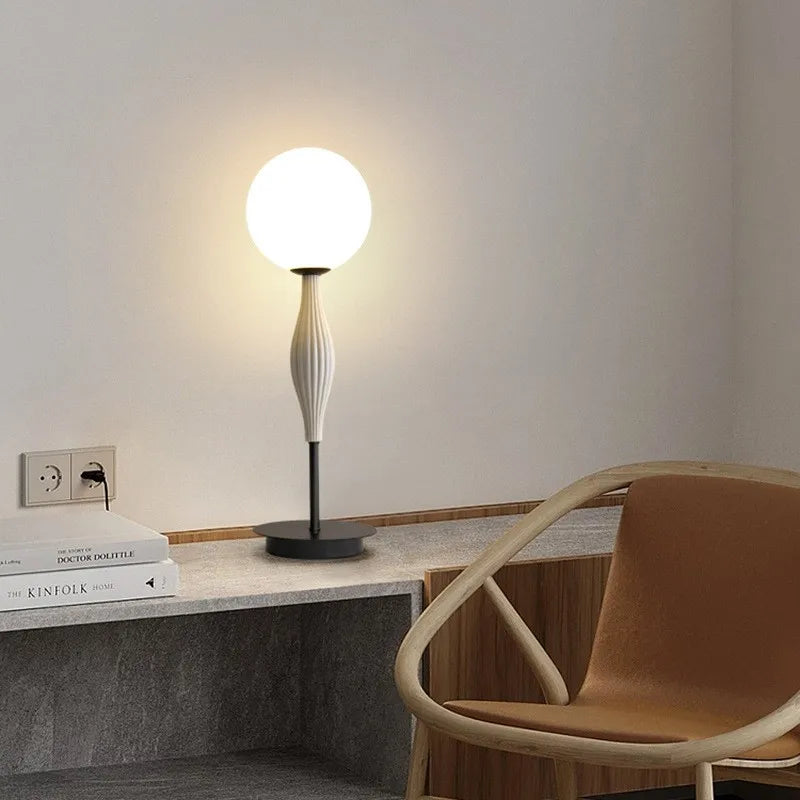 Gulvlampe og bordlampe – Moderne og elegant belysning til moderne interiører 