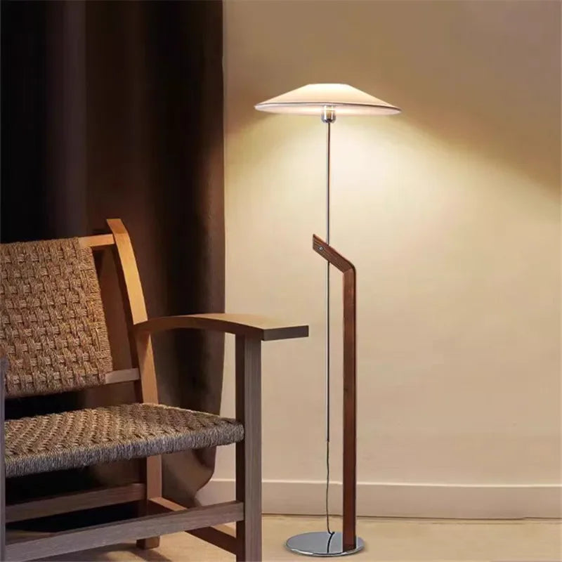 Gulvlampe til stue – minimalistisk design med konisk skærm 