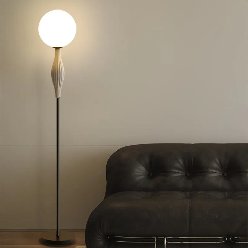 Gulvlampe og bordlampe – Moderne og elegant belysning til moderne interiører 