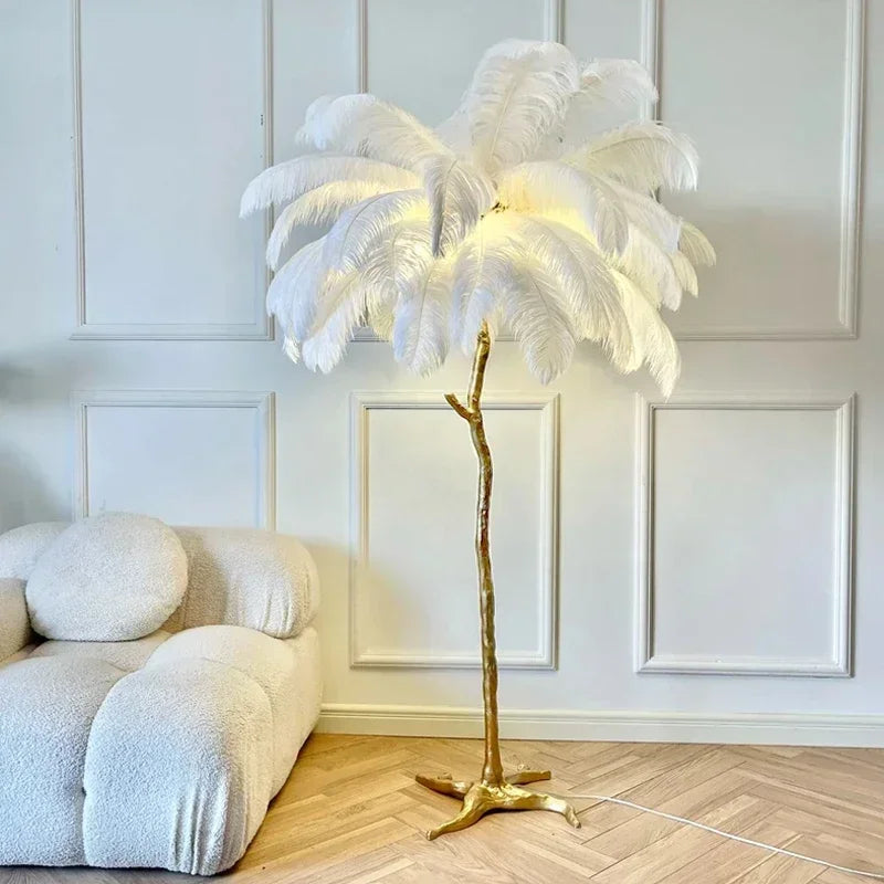 Gulvlampe til stuen – Elegant design med guldfod til et raffineret interiør 