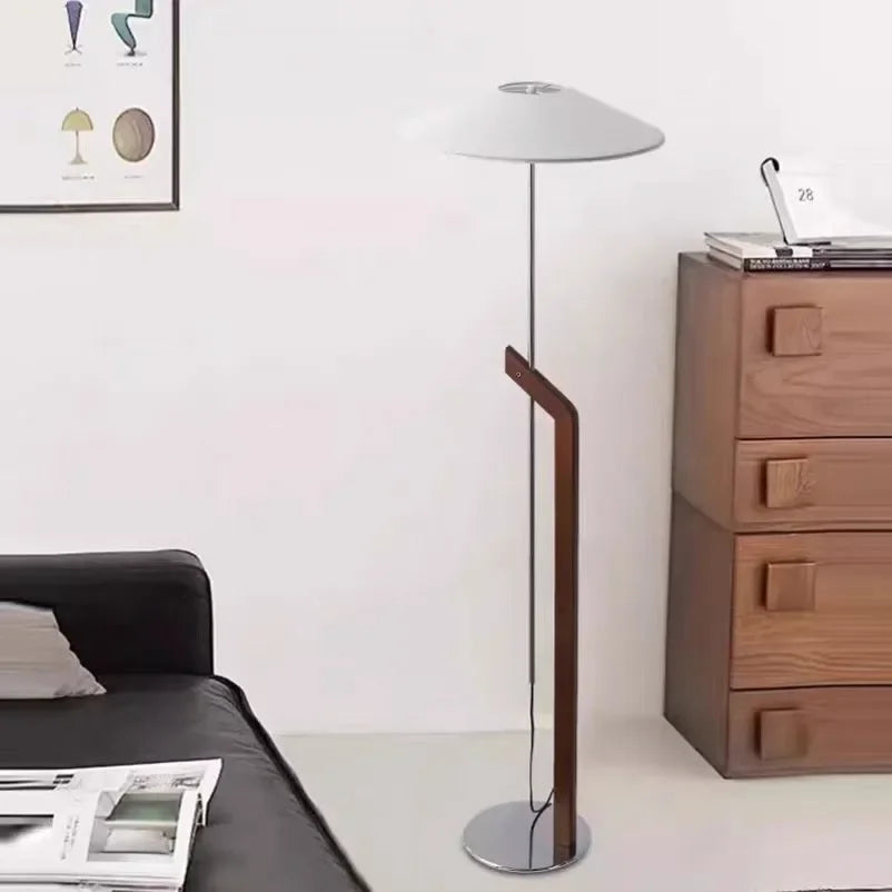 Gulvlampe til stue – minimalistisk design med konisk skærm 