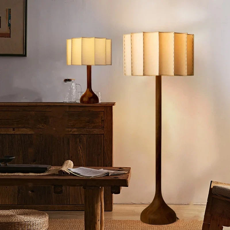 Gulvlampe og sengelampe – Elegant design med hørskærm, flere størrelser tilgængelige 