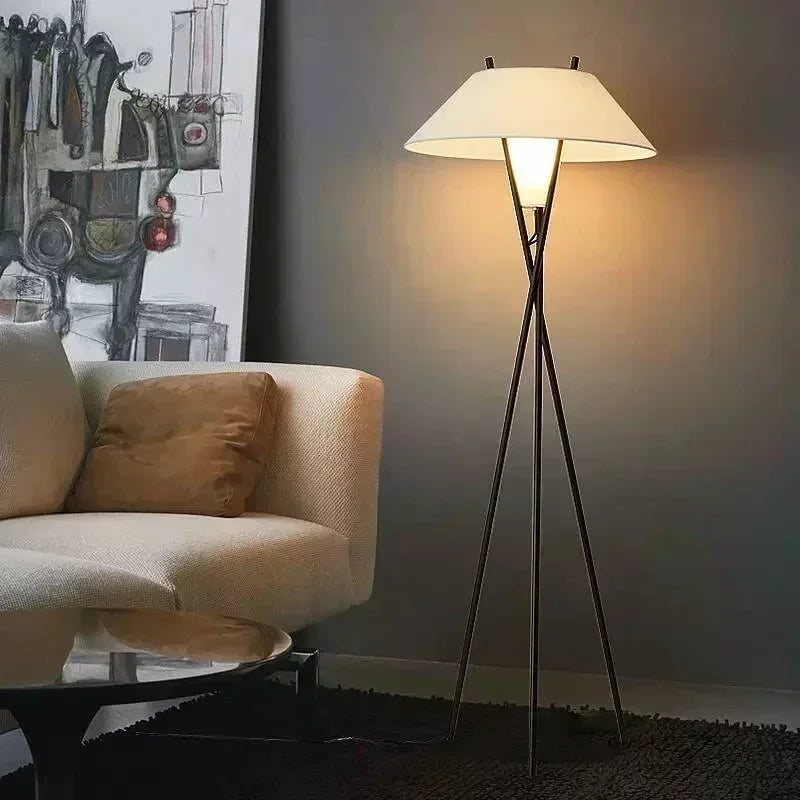 Gulvlampe til stuen – minimalistisk design med udvidet skærm til moderne interiør 