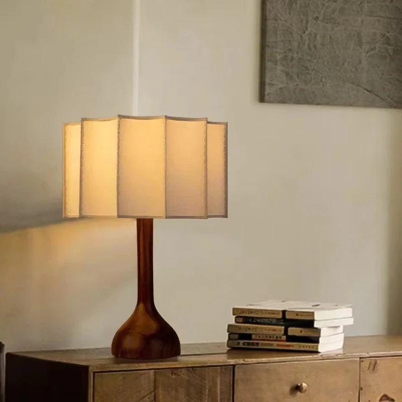 Gulvlampe og sengelampe – Elegant design med hørskærm, flere størrelser tilgængelige 
