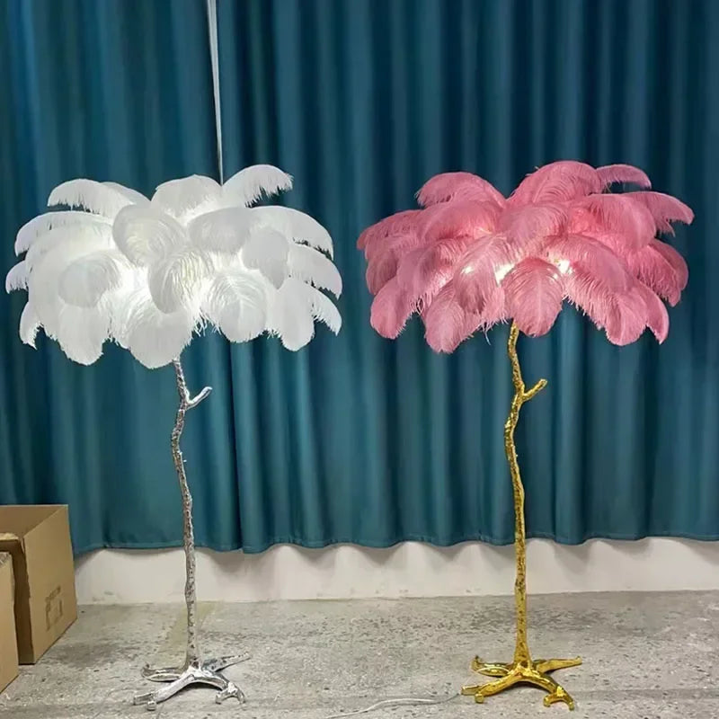 Gulvlampe til stuen – Elegant design med guldfod til et raffineret interiør 