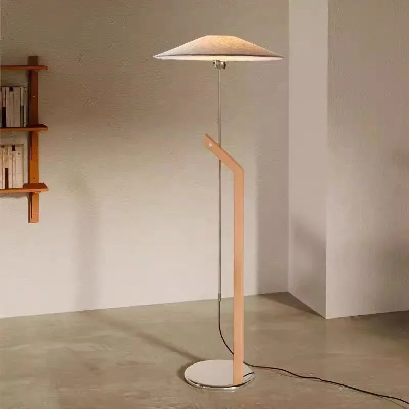 Gulvlampe til stue – minimalistisk design med konisk skærm 