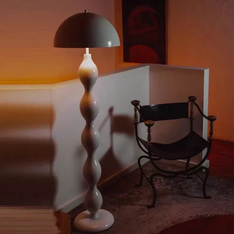 Gulvlampe til stuen - Moderne og elegant belysning til stuen 